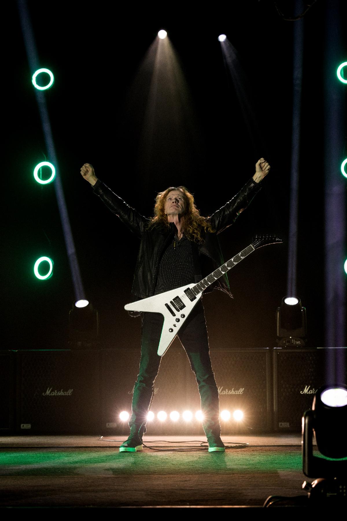 Dave Mustaine with his Gibson USA Flying V EXP in Silver Metallic.
