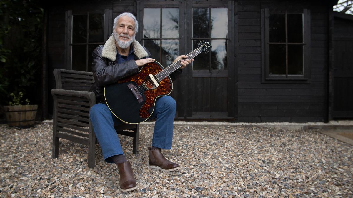 Yusuf / Cat Stevens with the new Gibson Cat Stevens J-180 Collector’s Edition acoustic guitar. All photos, credit Gibson.