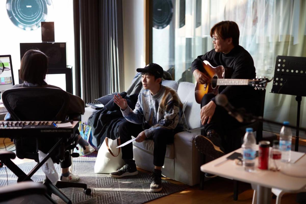 UMPG China’s songwriting camp contestants in a writing session