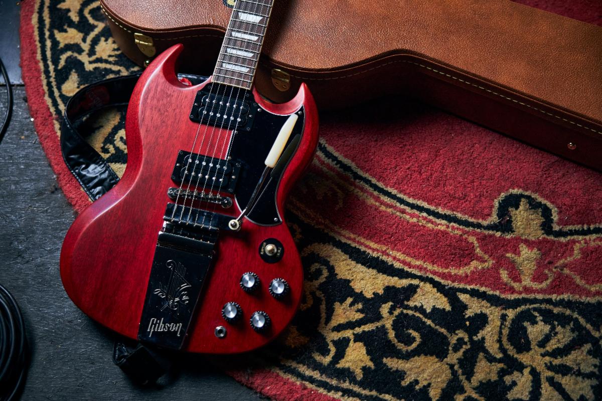 The Gibson SG Standard '61 Maestro Vibrola Faded.