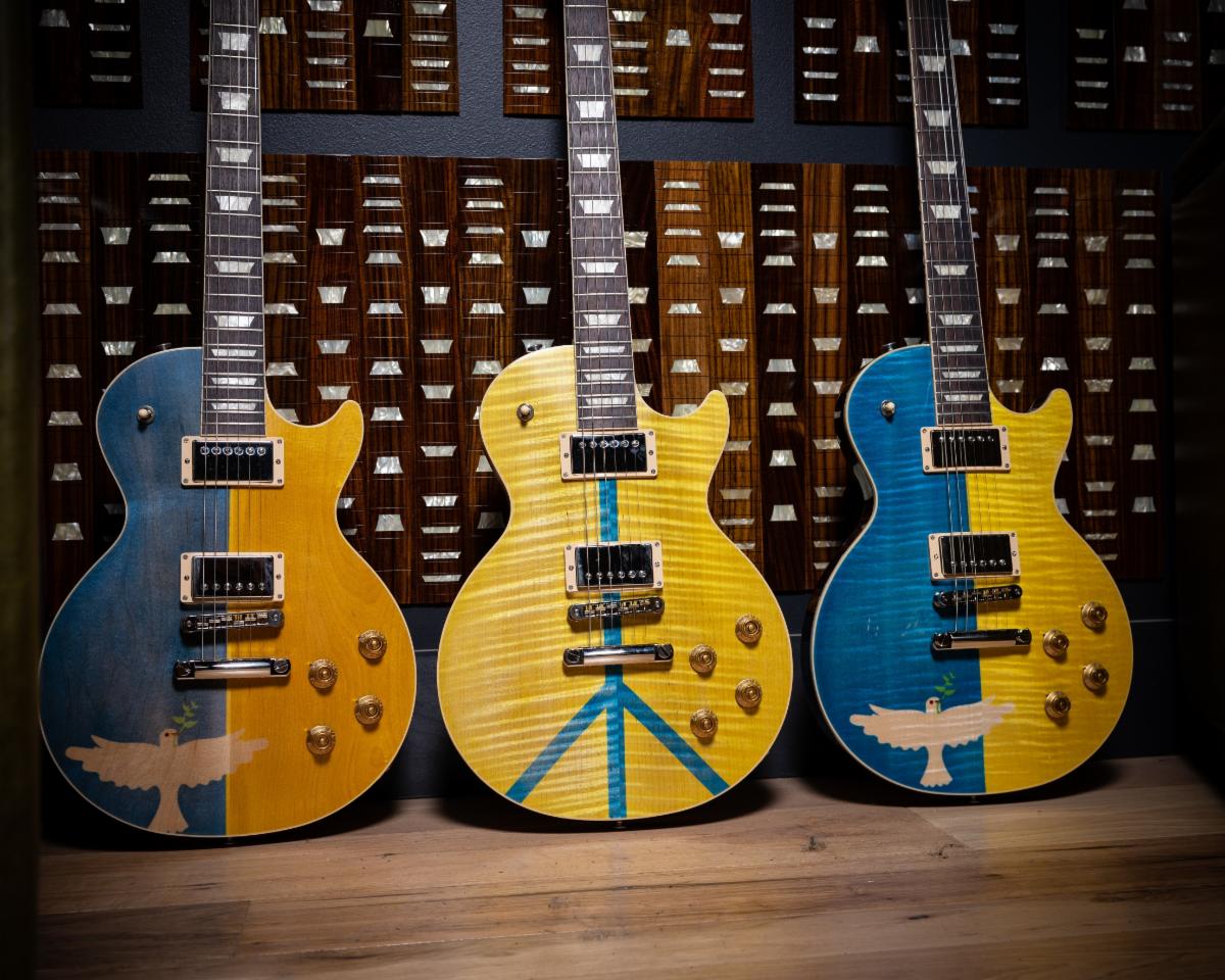 Gibson Guitars For Peace Les Paul guitars for Ukraine relief. Photo credits: Gibson, unless stated otherwise.
