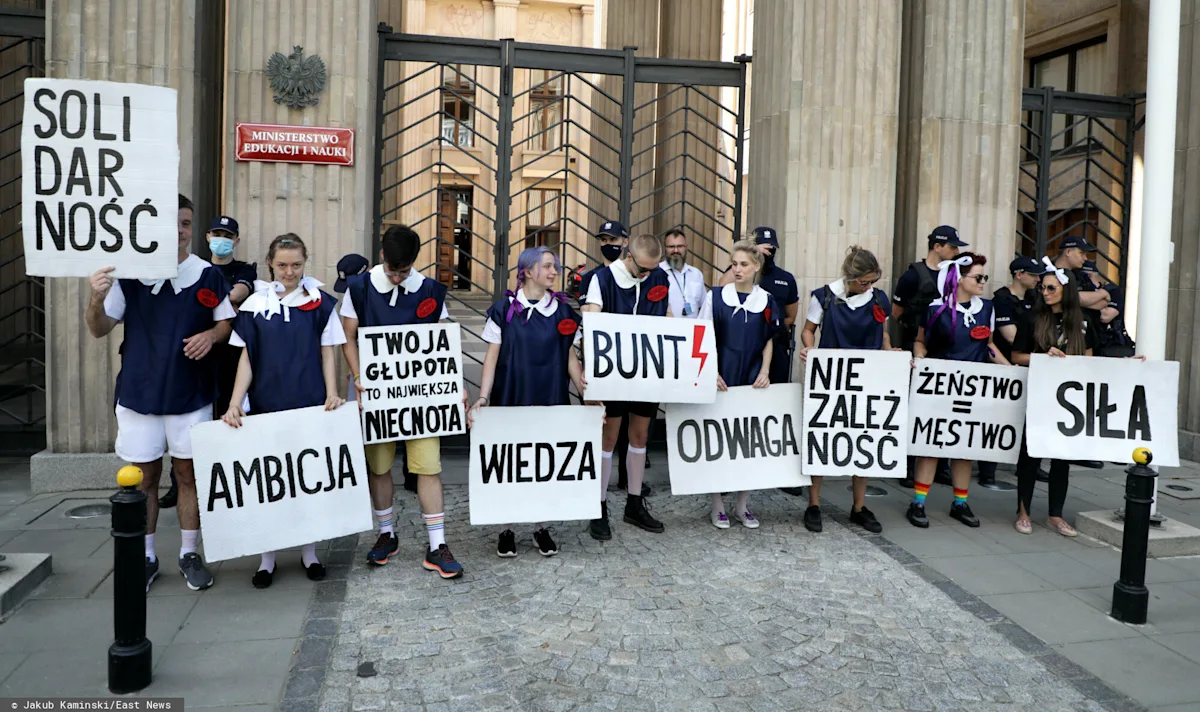 https://images.ctfassets.net/m8pp3b0iguiw/5a4BJzIuy4iTuOXa8ztTIN/f5e64e5d43cbdf4b75b6088a17a32498/strajk_przed_MEiN.jpg?fm=webp&q=75&w=1200