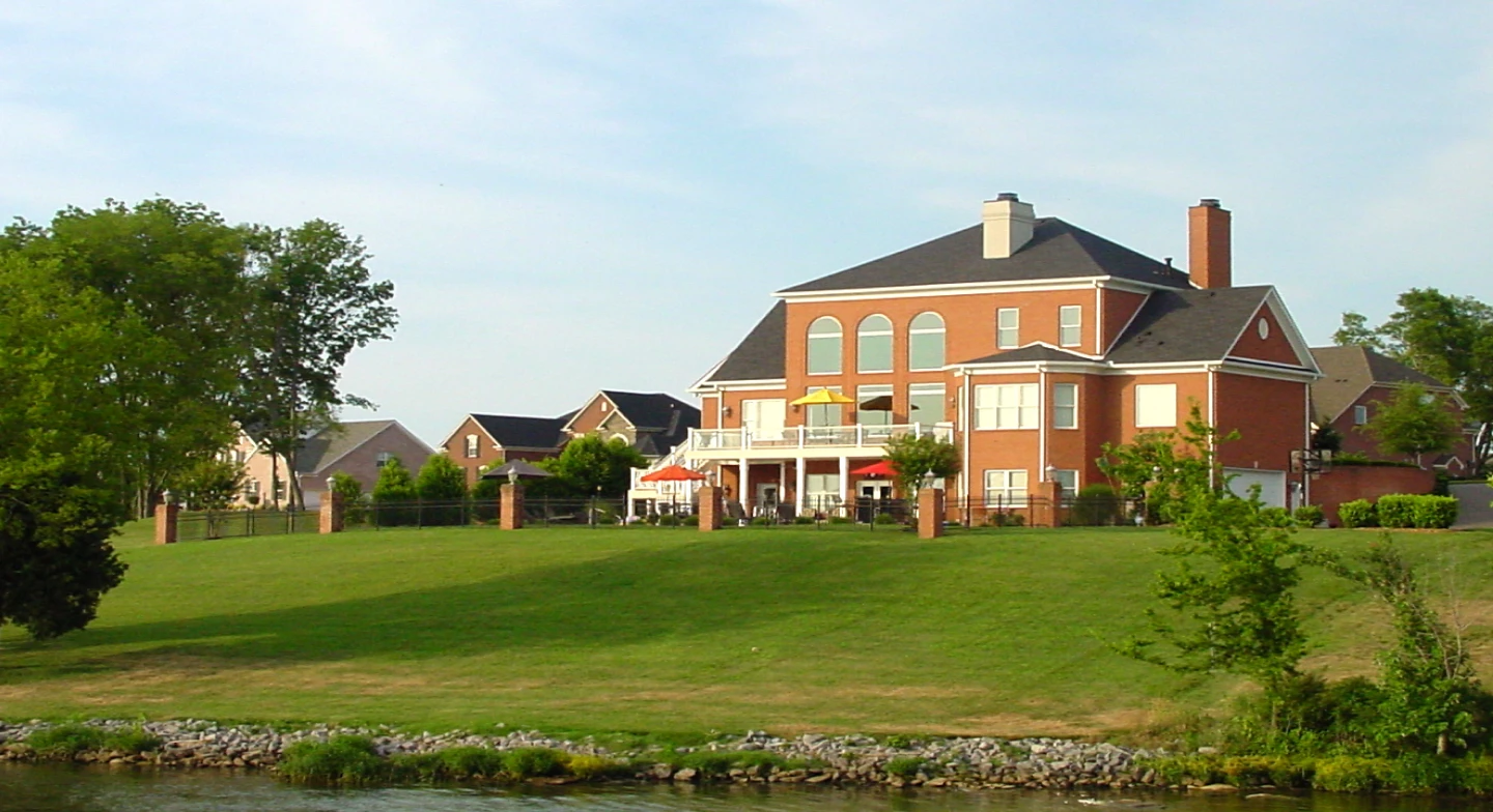 A view of a house near Nashville at midday