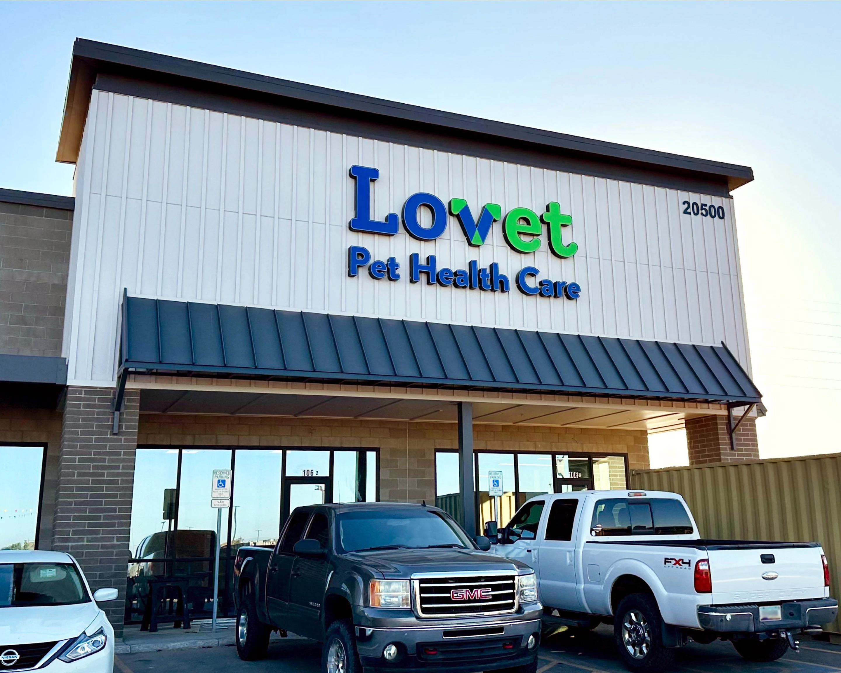 The exterior of the Lovet Queen Creek hospital location.