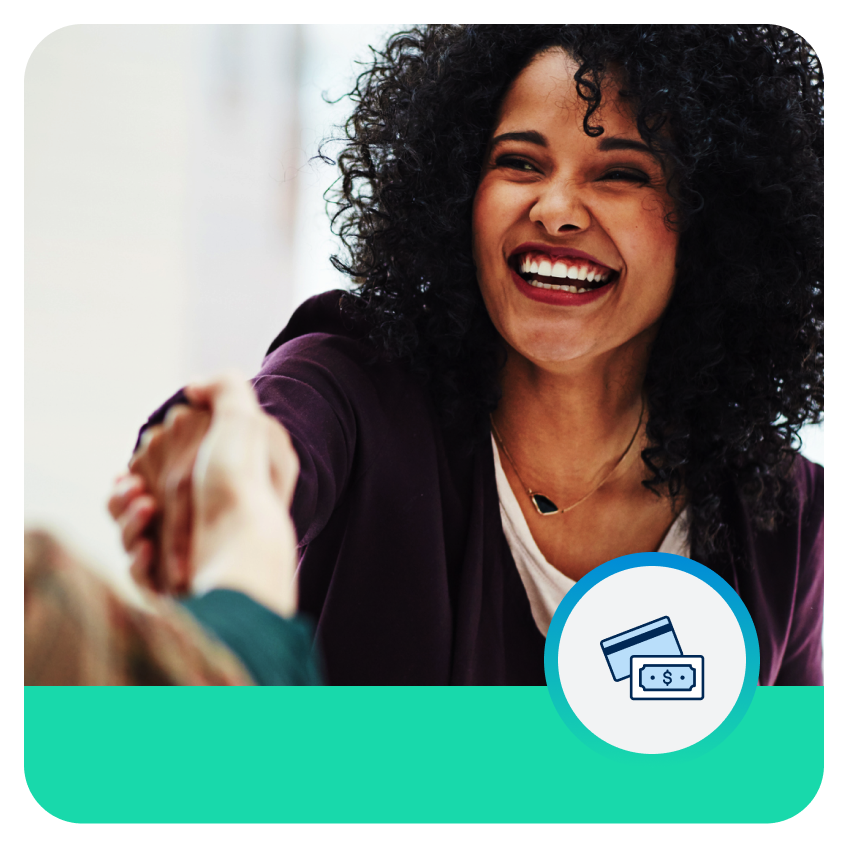 na mujer con cabello rizado y una gran sonrisa, dándole la mano a otra persona alejada