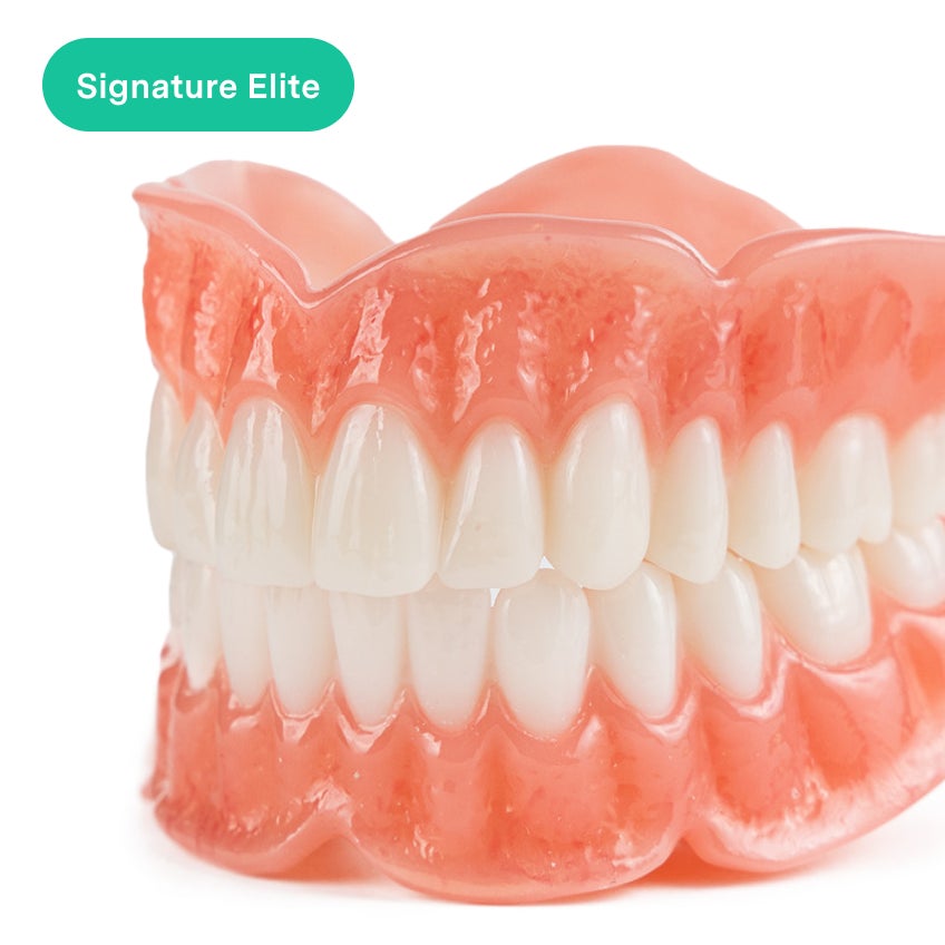 Una imagen de las dentaduras SecureFit de Aspen Dental con soporte en implantes, que ofrecen un ajuste seguro sobre implantes de titanio resistentes para mayor estabilidad y comodidad.