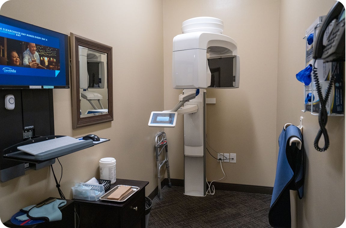 An image of an empty exam room in a ClearChoice center, where patient scans are taken to evaluate their oral health condition and treatment options.
