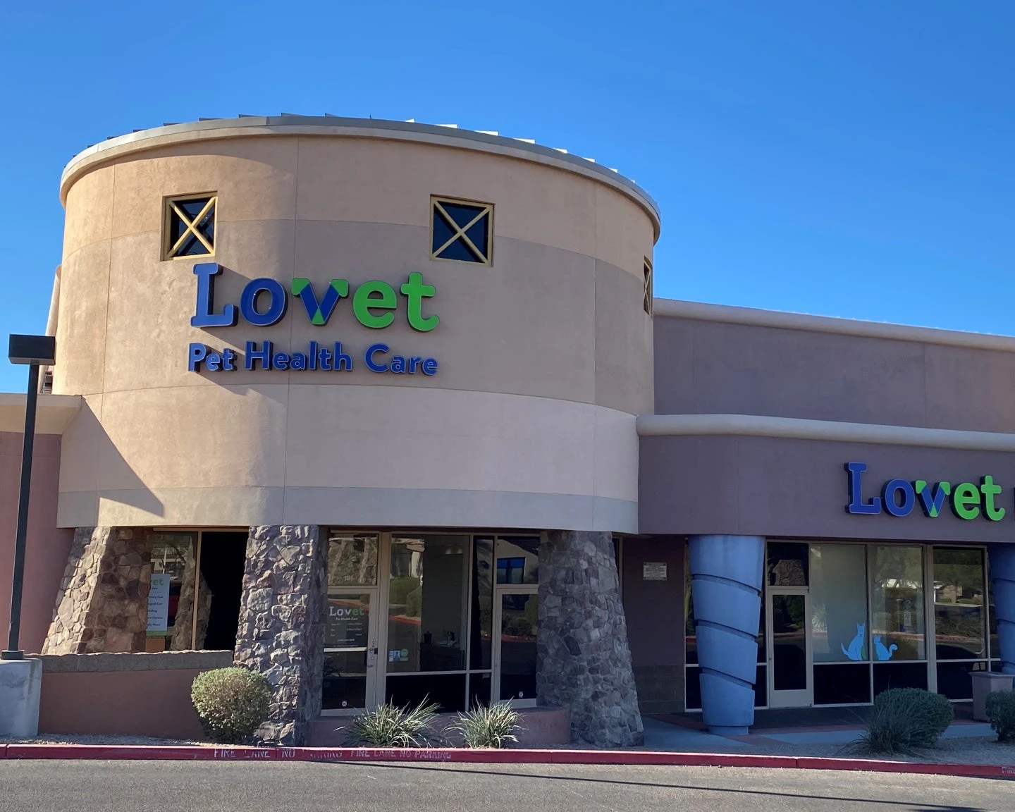 The exterior of Lovet Pet Health Care's Las Sendas location.