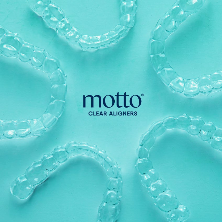 Motto clear aligners sit in a circle around the Motto logo. 