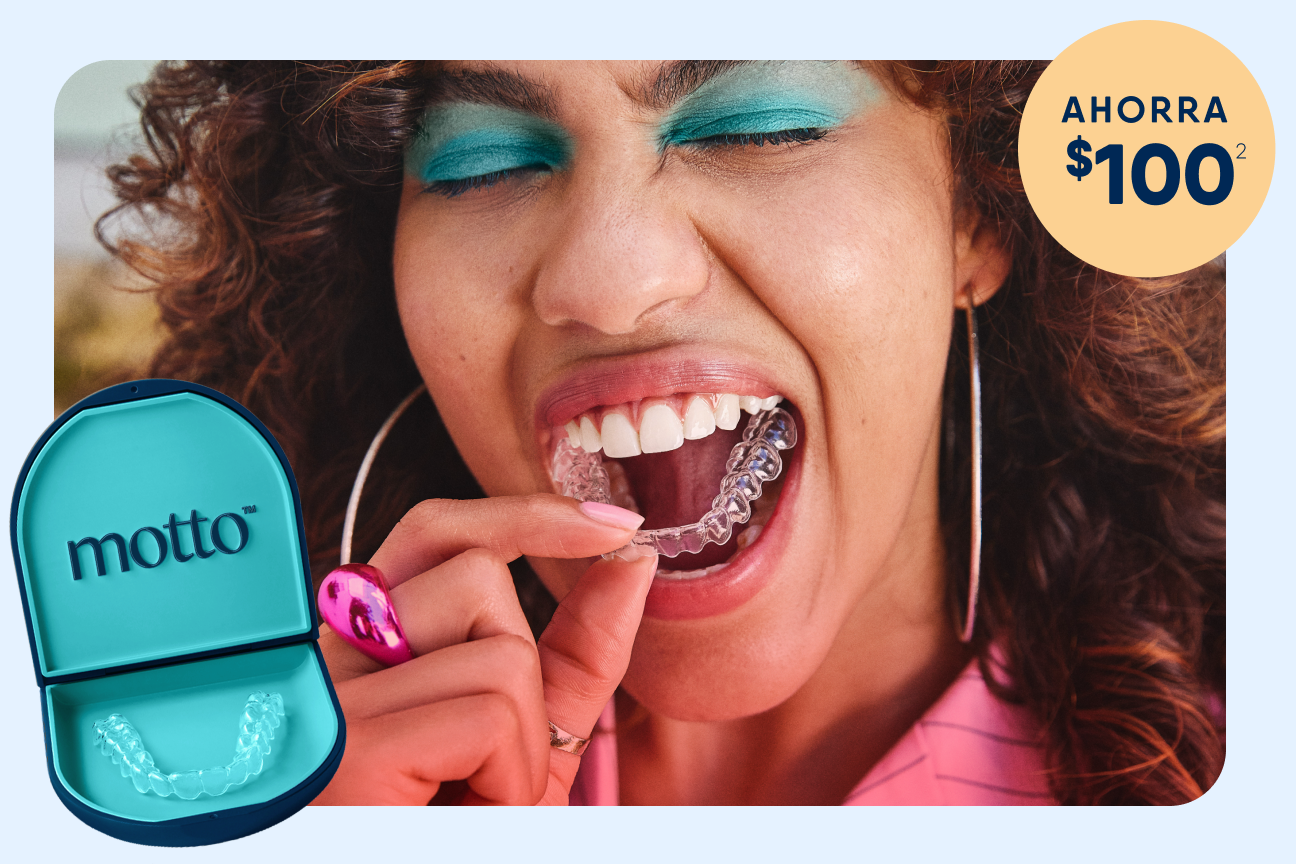Una mujer con cabello rizado que está poniendo alineadores de Motto en su boca. También lleva sombra en colores azul claro.