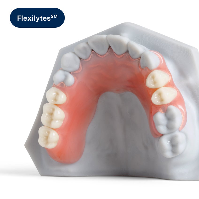 Una imagen de las dentaduras parciales Flexilytes de Aspen Dental, que resaltan su diseño flexible y liviano, ofreciendo una solución cómoda y estética para reemplazar dientes perdidos.