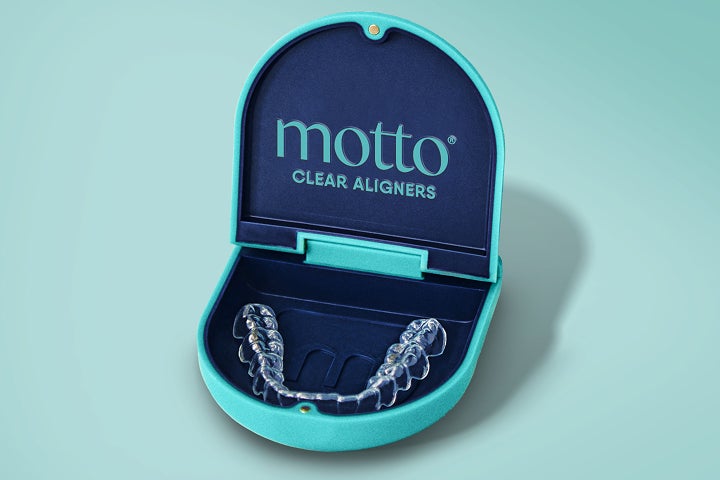 Open Motto clear aligners case with aligners inside, showcasing the Motto brand's clear aligners product.