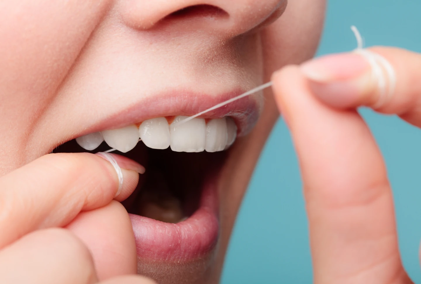 Improve dental hygiene with proper flossing techniques and learn the advantages of using a dental floss.