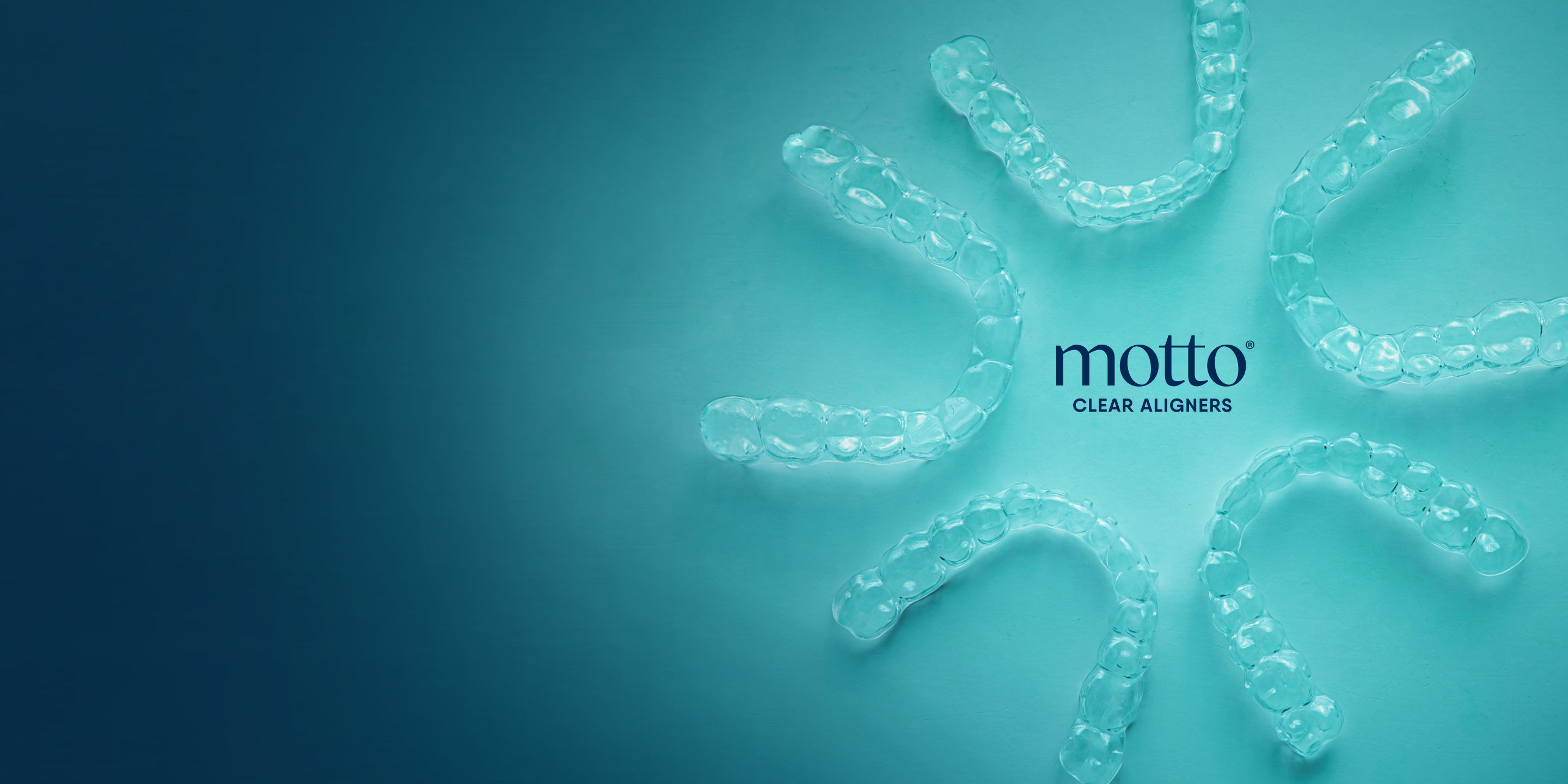Motto clear aligners sit in a circle around the Motto logo. 