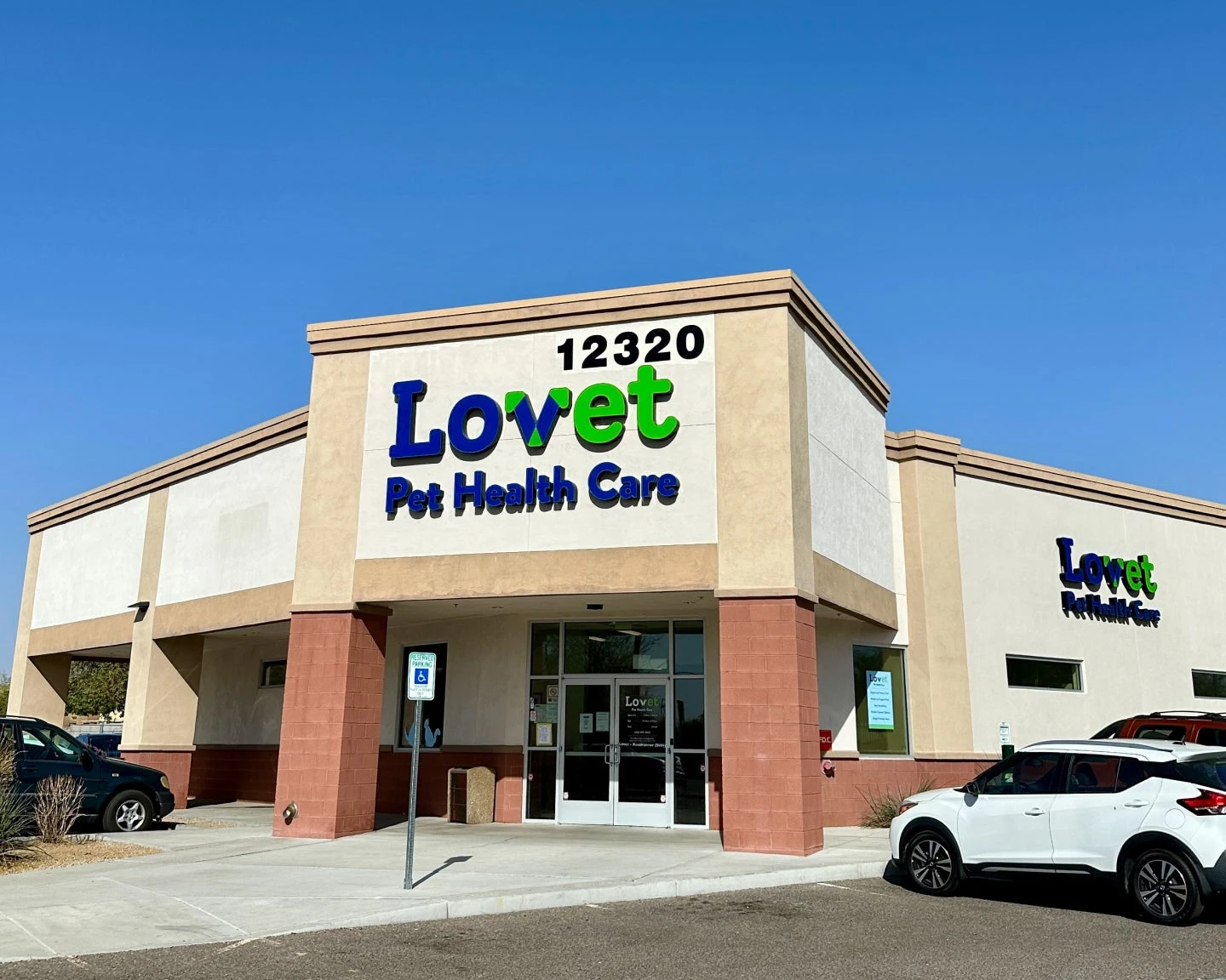 The exterior of Lovet Pet Health Care's Roadrunner location.