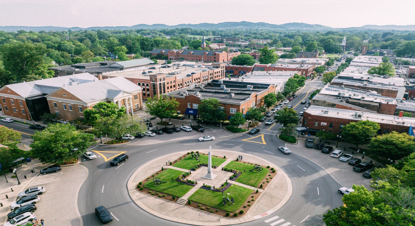 A view of a roundabout and a crowded street near Nashville, TN