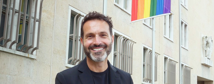 „Grundieren, Kaschieren, Fixieren“: Berlins Queerbeauftragter ist Model für Haarprodukte und Ferrero
