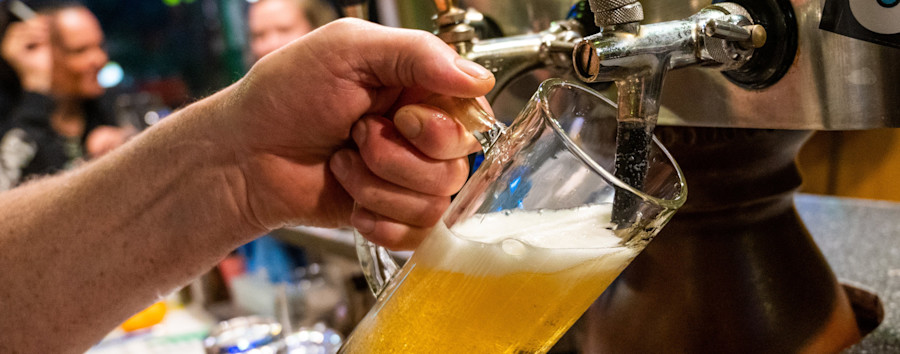 Berlinerinnen und Berliner trinken immer weniger Alkohol – Brauerei gibt Einblicke