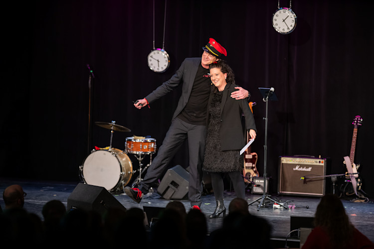 Foto: Begrüßung bei der Revue