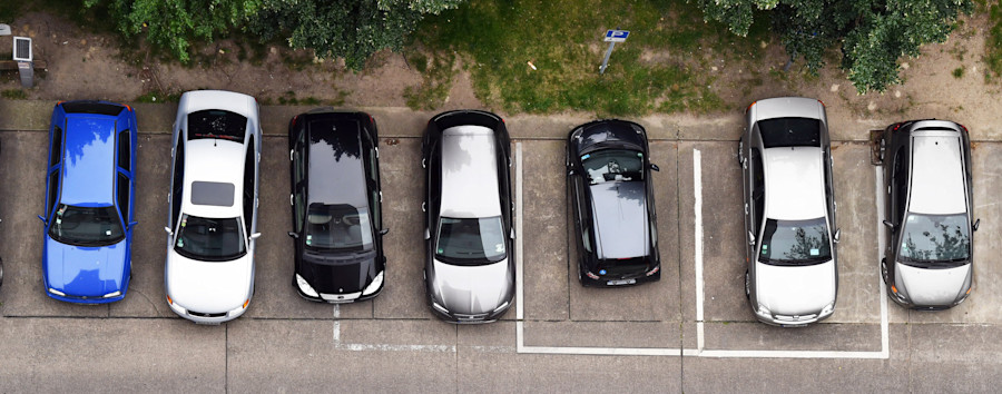 Alle Menschen, auch autofahrende, sind gleich: Bezirk Mitte verteidigt Parkgebühren für Schichtarbeiter mit dem Grundgesetz