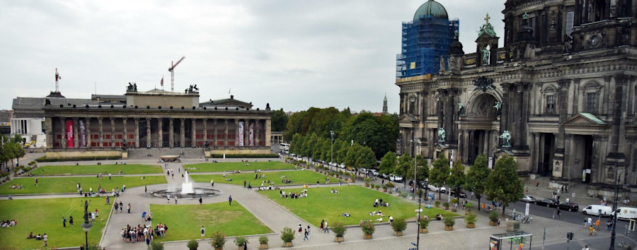 Niemand im Bezirksamt Mitte reagiert: Berliner versucht peinlichen Fehler auf Gedenktafel korrigieren zu lassen – und findet keinen Verantwortlichen