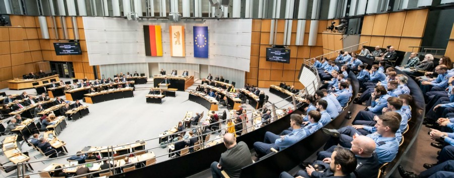 Gutachten in Auftrag gegeben: Berliner Abgeordnetenhaus prüft quotierte Redelisten in den Ausschüssen