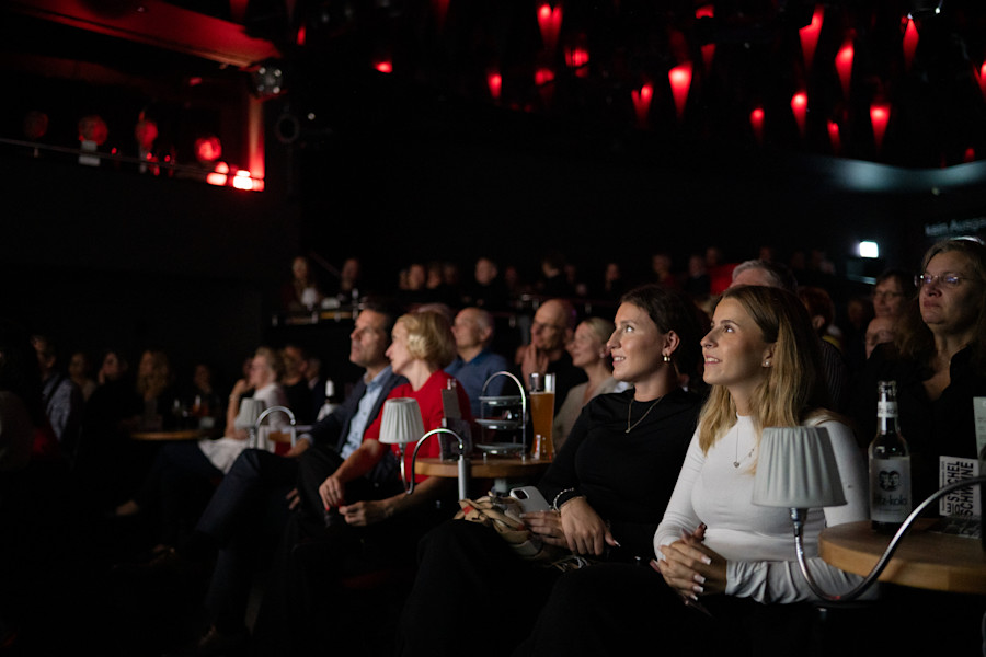 Foto: Begeistertes Publikum bei der Checkpoint-Revue
