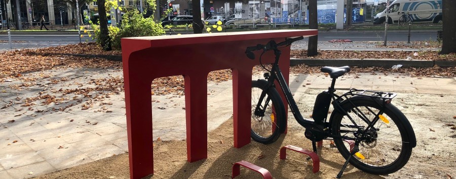 Erneut 5000 Euro für eine Lachnummer: Der Kreuzberger Fahrradtresen bekommt nun Sitzplätze