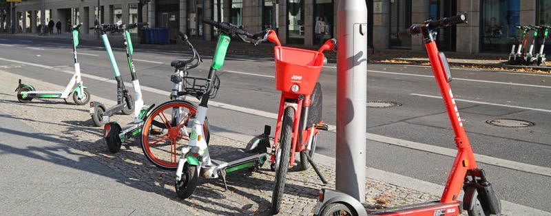 E-Scooter kehren langsam auf Berlins Bürgersteige zurück