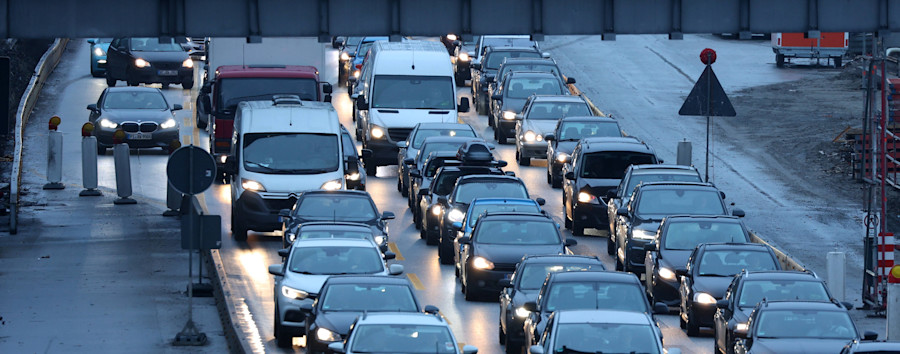 Alle Jahre wieder: Stau wegen Weihnachtsverkehr erwartet – vor allem am Freitagnachmittag