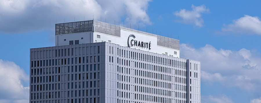 Fliegende Schrauben, fehlende Klimaanlagen und herausfallende Steckdosen: Die Charité zerbröselt – und was tut Berlin?