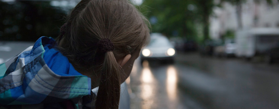 Unbekannter versucht, Kind in sein Auto zu ziehen