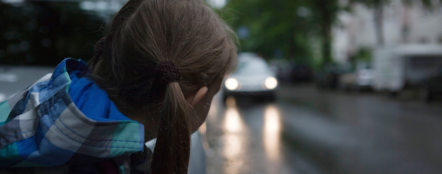 Unbekannter versucht, Kind in sein Auto zu ziehen