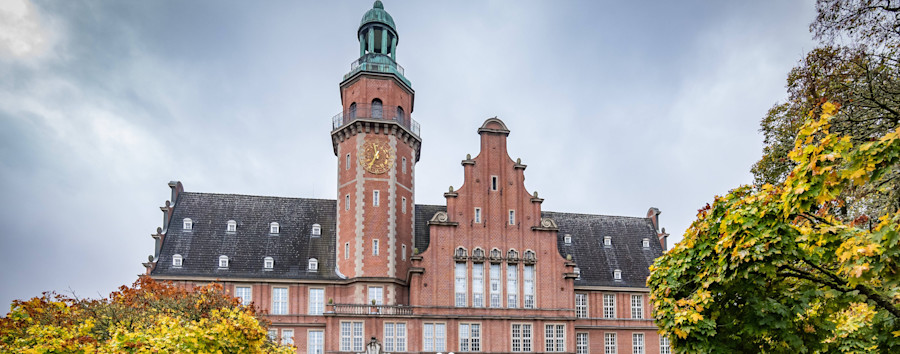 Warten auf den Dokumentenautomaten – Rathaus Reinickendorf startet neuen Counter
