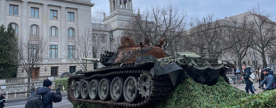 Panzerausstellung vor Russischer Botschaft: Bezirksamt Mitte verlangt zu Unrecht Gebühren – und mahnt sie nun an