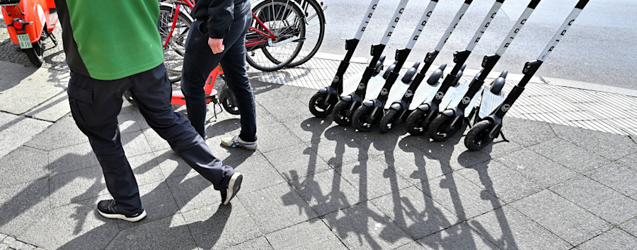 Neukölln sperrt E-Roller ein: Aufgrund „übermäßiger Nutzung des öffentlichen Straßenlandes“