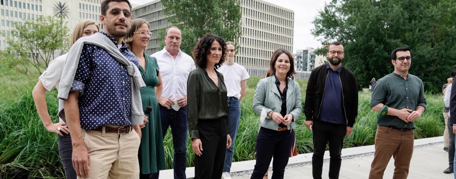 Grüne schneiden Männer aus Foto mit Annalena Baerbock und Bettina Jarasch raus