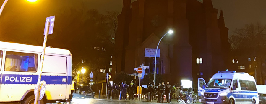 Pfarrerin distanziert sich scharf von Coronaleugner-Protesten in Prenzlauer Berg
