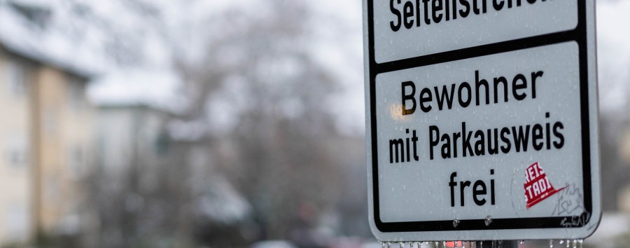 „Soll ich das Auto huckepack in meine Wohnung tragen?“ Protest wegen fehlender Parkvignetten in Berlin Mitte