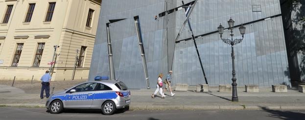 Polizeihäuschen vorm Jüdischen Museum demoliert