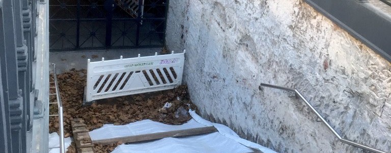 BVG bekommt kaputte Treppe seit fast einem Jahr nicht repariert