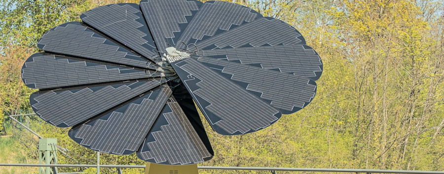 Premiere im Historischen Hafen Berlin: Weltweit erste Solarblume auf einem Schiff