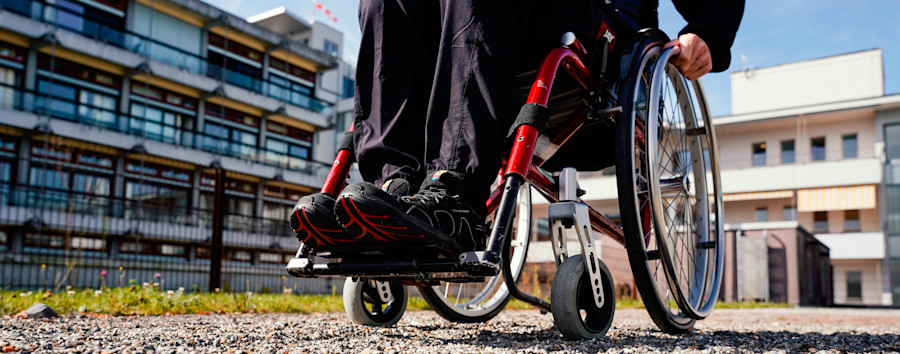 Rollstuhlfahrerin wartet 519 Tage auf Bescheid von Behörde