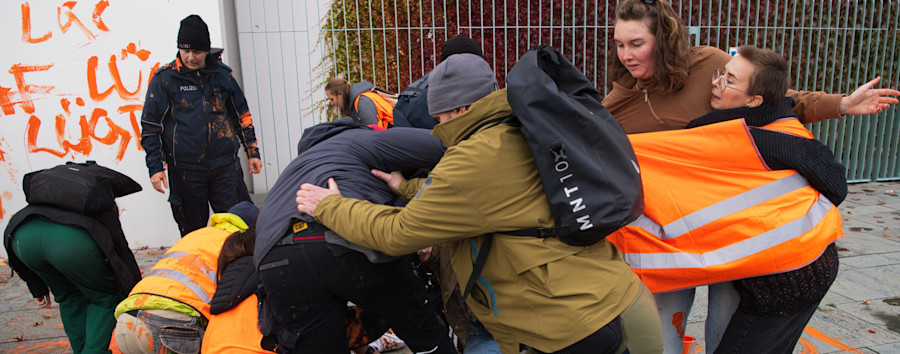 Zu Boden gebracht und ins Gesicht gemalt: GdP-Sprecher verteidigt Vorgehen zweier Polizisten gegen „Letzte Generation“-Aktivisten