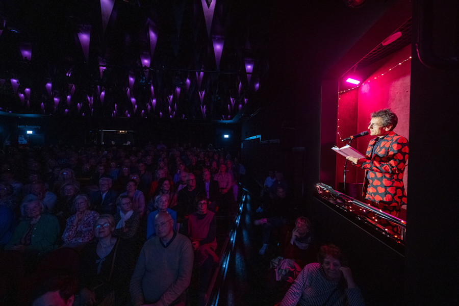 Robert Ide liest aus seiner Ost-West-Liebeskolumne