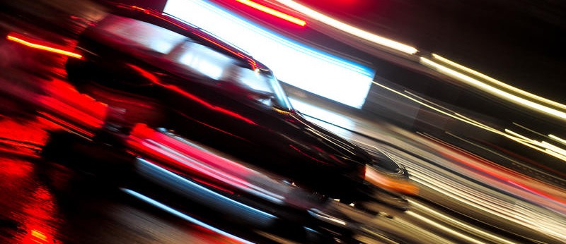 Eine alte Frau steht am Abend mitten auf der Neuen Jakobstraße