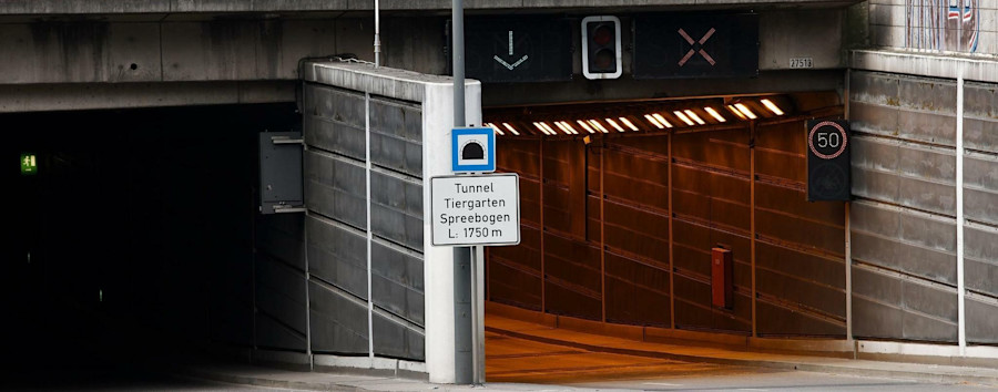 DaimlerChrysler lebt in Berlin weiter: Verkehrsverwaltung verschiebt Erneuerung von Jahrzehnte altem Schild im Tiergartentunnel