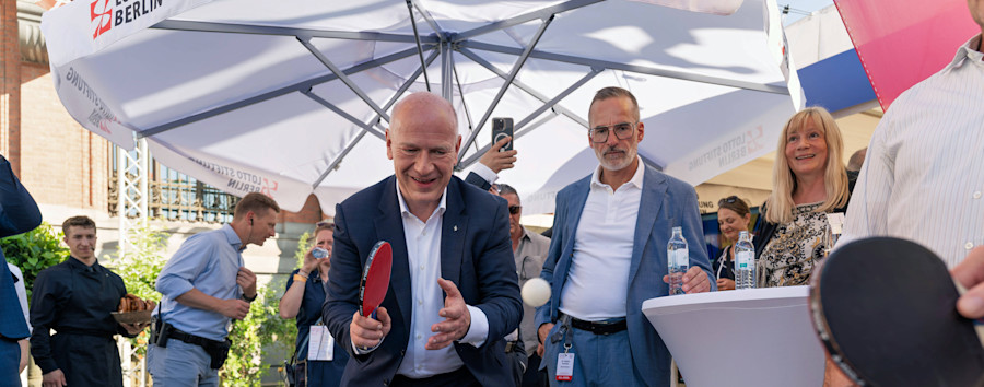 Von Gin zu Gin beim Hoffest: Die lange Nacht des Regierenden Bürgermeisters Wegner