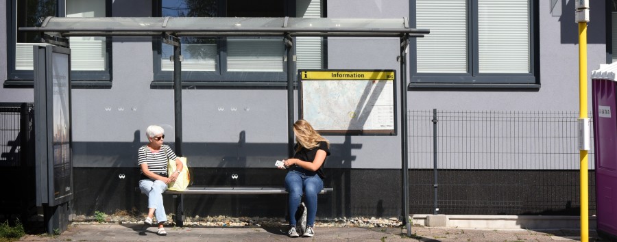 Auf Berlins Bushaltestellen könnte bald Gras wachsen