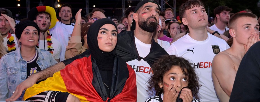 EM-Achtelfinale auf der Berliner Fanmeile: Public Viewing des Spiels Türkei vs. Österreich am Dienstag